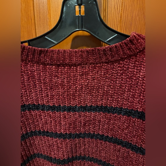 Forever 21 Cropped Crew Neck Long Sleeved Sweater - EUC - Picture 10 of 11